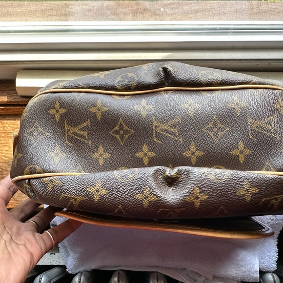 Louis Vuitton monogram bag in Excellent condition with purchase LV lock and key. - Picture 11 of 17